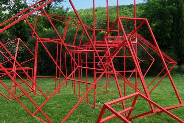 Infinite Village / Re-Adapting, 2019, in collaboration with Cora von Zezschwitz, Parcours de Sillon, Saou (FR)