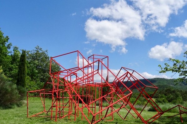 Infinite Village / Re-Adapting, 2019, in collaboration with Cora von Zezschwitz, Parcours de Sillon, Saou (FR)